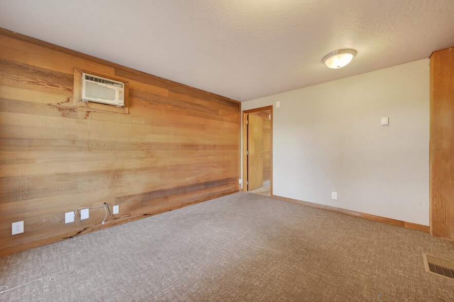 More Photos Of 2150 Cross St, Eugene Service For Lease