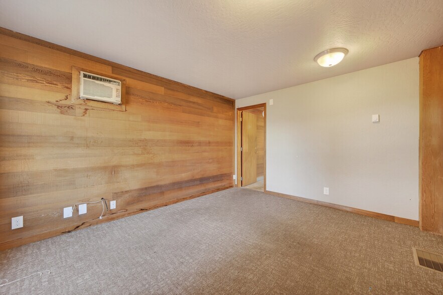 More Photos Of 2150 Cross St, Eugene Service For Lease