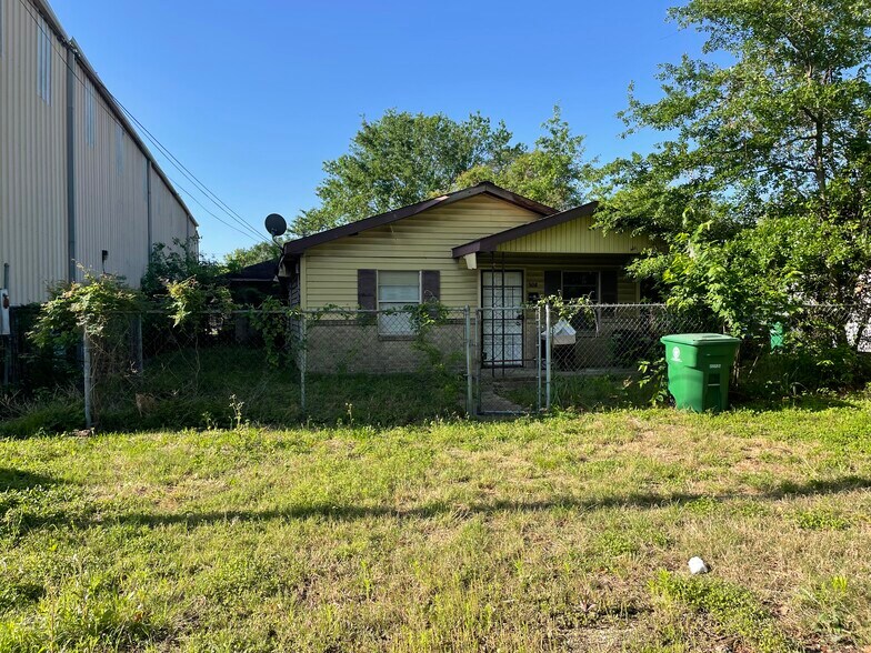 More Photos Of 522 Lindale St, Houston Religious Facility For Sale