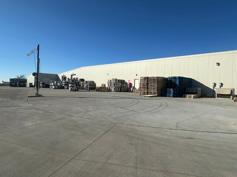 More Photos Of 400 SE Stafford St, Lawton Distribution For Sale