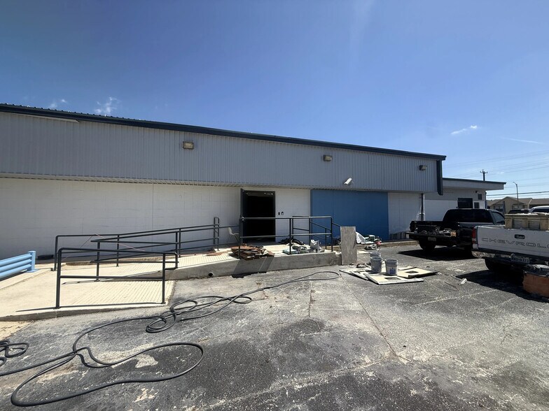 More Photos Of 911 N Frio St, San Antonio Manufacturing For Lease