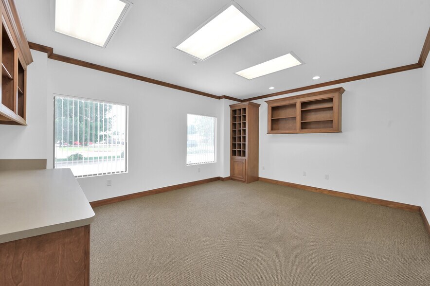 More Photos Of 11322 Neeshaw Dr, Houston Warehouse For Lease