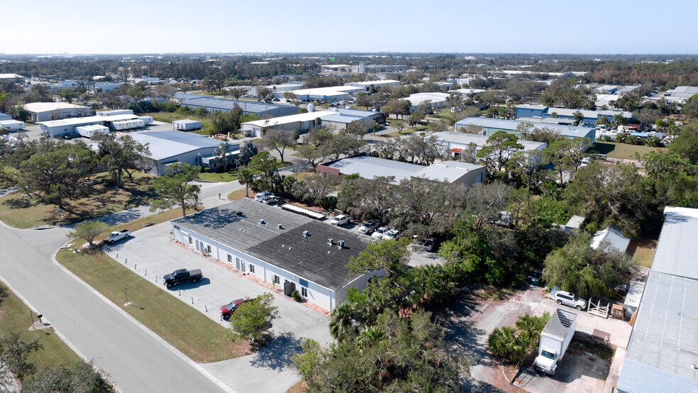 More Photos Of 3015 62nd Ave E, Bradenton Showroom For Sale