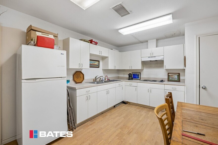 More Photos Of 4819 Vicksburg St, Dallas Showroom For Sale