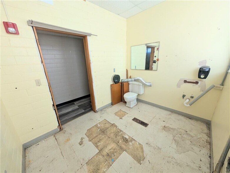 More Photos Of 910 New York St, Humboldt Freestanding For Sale