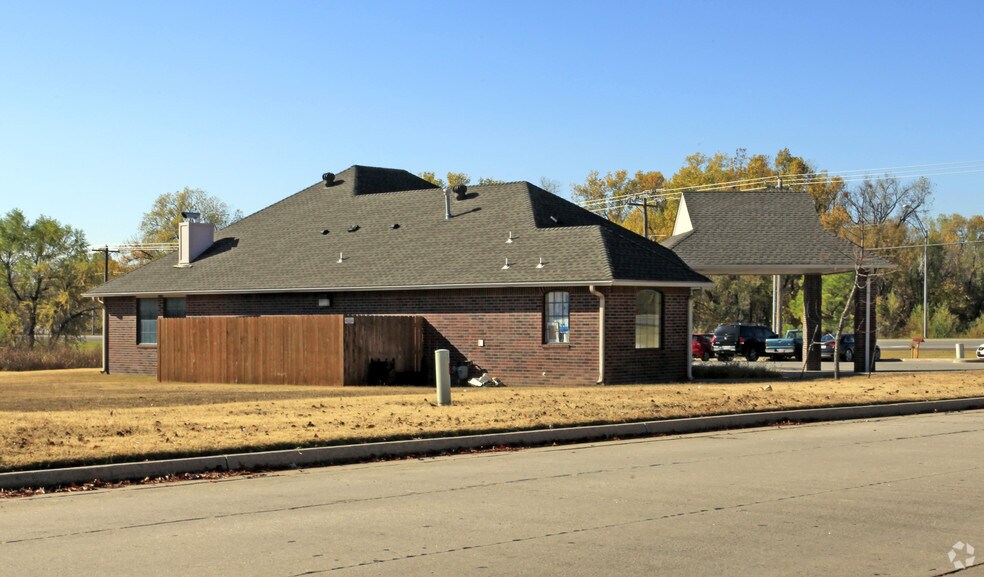 More Photos Of 2300 S Douglas Blvd, Oklahoma City Medical For Lease