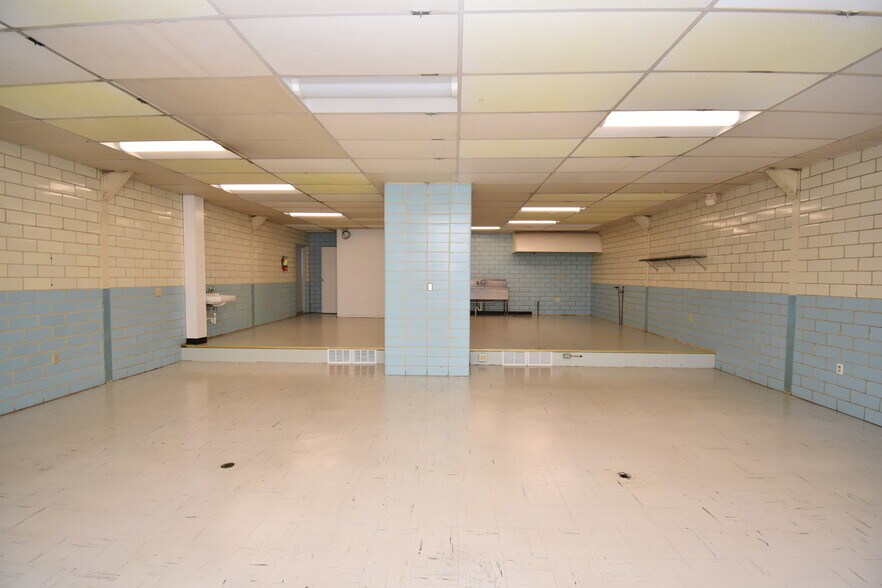 More Photos Of 132 N Main St, Hubbard Freestanding For Sale