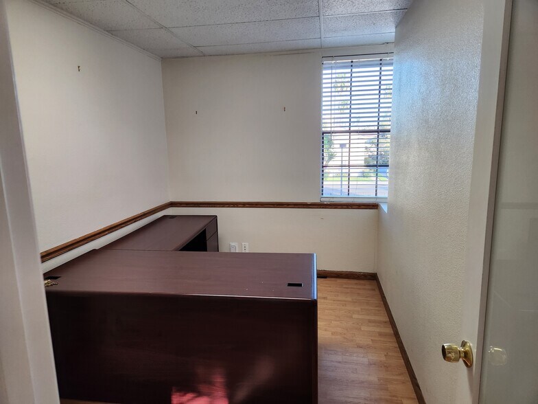 More Photos Of 960 W 17th St, Santa Ana Office For Sale