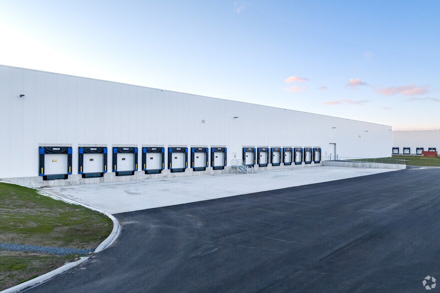 More Photos Of 1075 Boul Bd Gérard-Cadieux, Salaberry-de-valleyfield Distribution For Sale