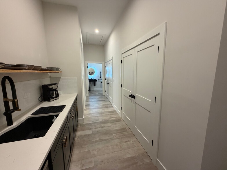 More Photos Of 46 Roosevelt Blvd, Marmora Office For Lease
