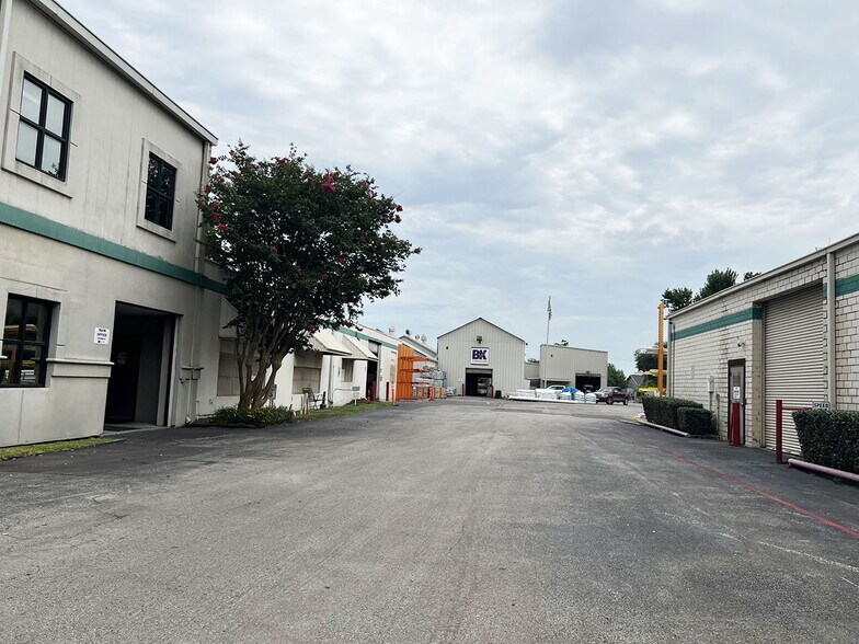 More Photos Of 4411 Navigation Blvd, Houston Warehouse For Sale