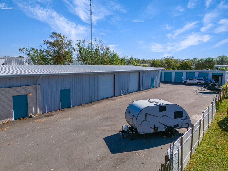 More Photos Of 3945 Sawyer Rd, Sarasota Self Storage For Lease