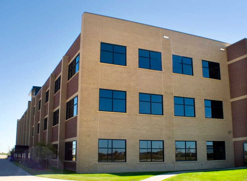 More Photos Of 12421 Meredith Dr, Urbandale Office For Lease