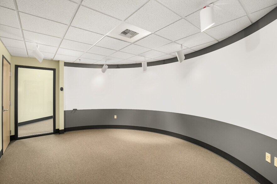 More Photos Of 11109 Slater Ave NE, Kirkland Office For Sale