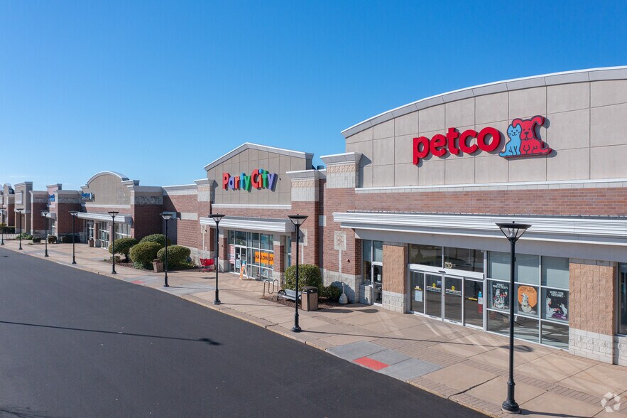 More Photos Of 702-750 S Randall Rd, Algonquin Unknown For Lease