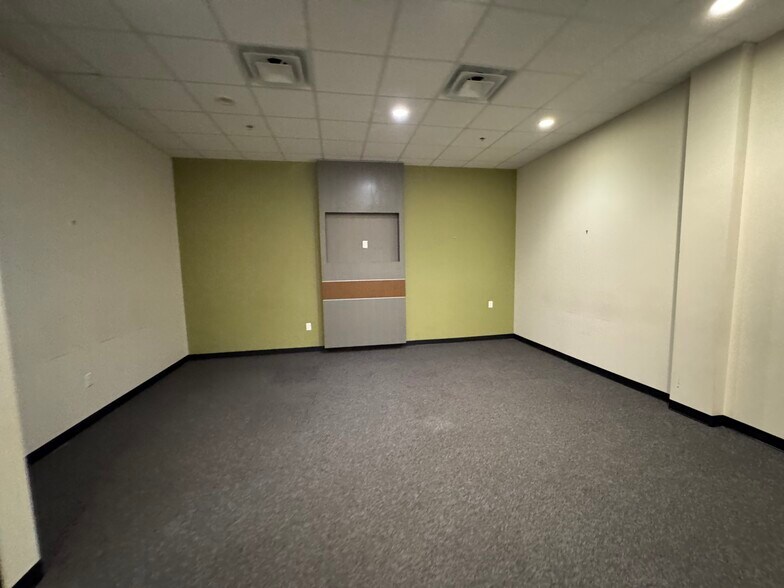 More Photos Of 3050 S Center St, Arlington Medical For Lease