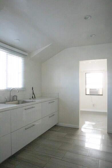 More Photos Of 371 N La Cienega Blvd, Los Angeles Loft Creative Space For Lease