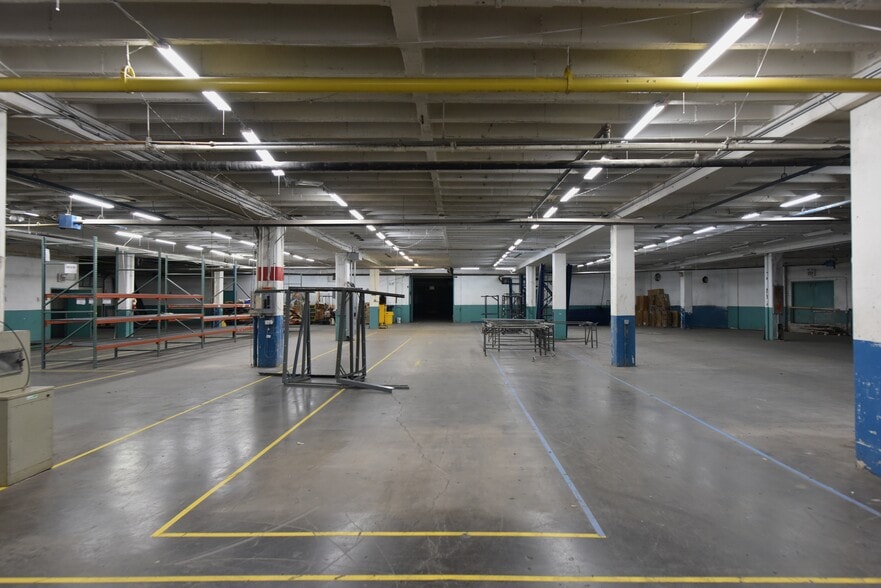 More Photos Of 3512 N Kostner Ave, Chicago Manufacturing For Lease