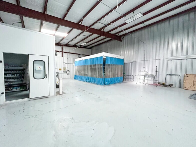 More Photos Of 14037 Stuebner Airline Rd, Houston Showroom For Sale