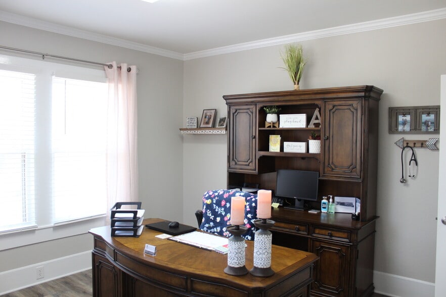 More Photos Of 400 Bexar Ave W, Hamilton Office For Sale