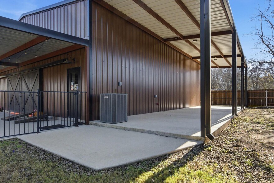 More Photos Of 7816 Lous Ct, Fort Worth Office For Sale