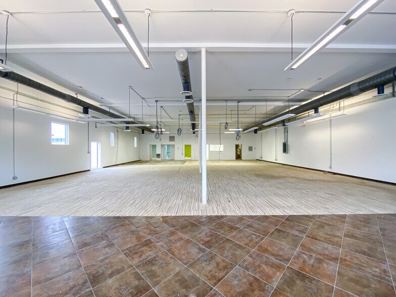 More Photos Of 120 E 42nd St, Savannah Bar For Lease