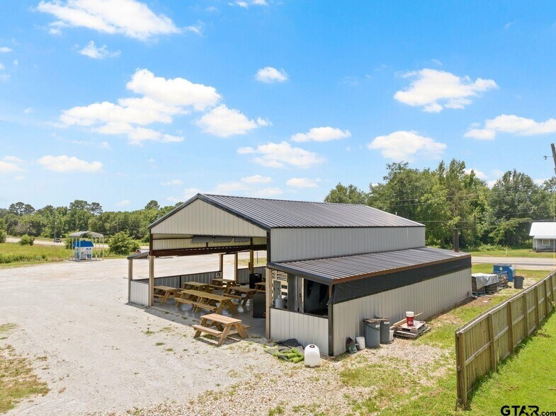 More Photos Of 908 W Broadway St, Winnsboro Flex For Sale