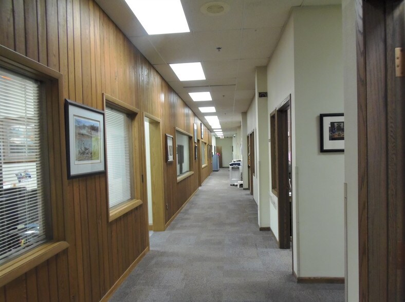 More Photos Of 1300 S Lynndale Dr, Appleton Flex For Sale