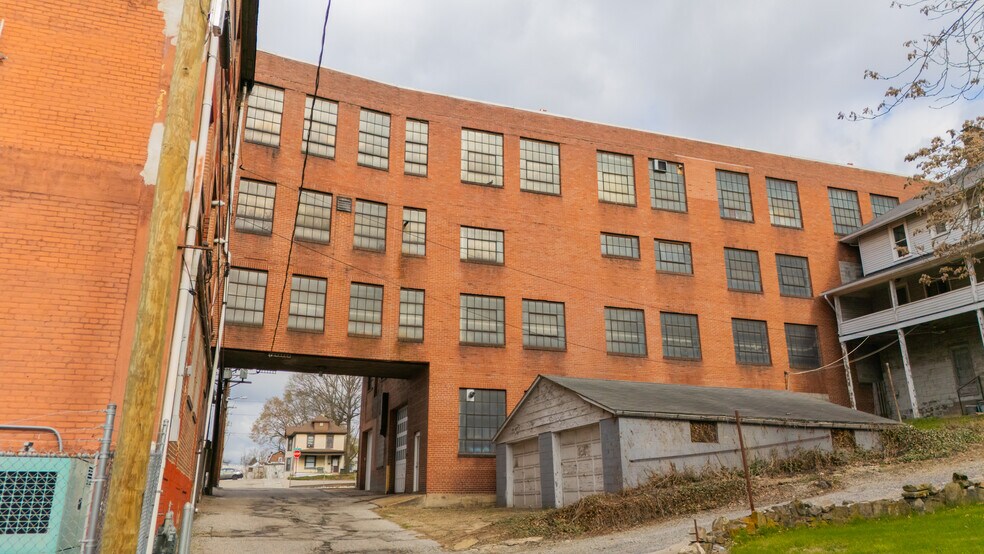 More Photos Of 1439 Sunset Blvd, Steubenville Flex For Sale