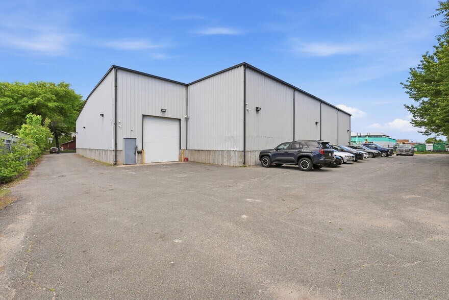 More Photos Of 95 Fisk Ave, Springfield Warehouse For Lease