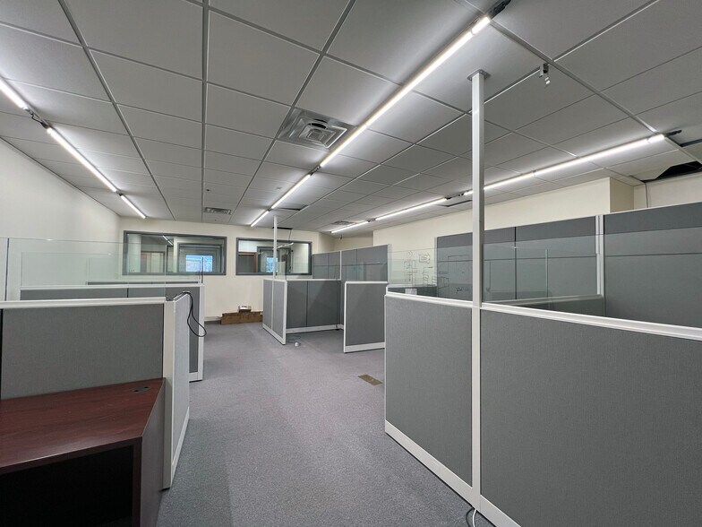 More Photos Of 10 Corporate Dr, Halfmoon Flex For Lease