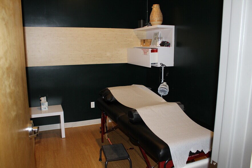 More Photos Of 607 W Jericho Tpke, Huntington General Retail For Lease