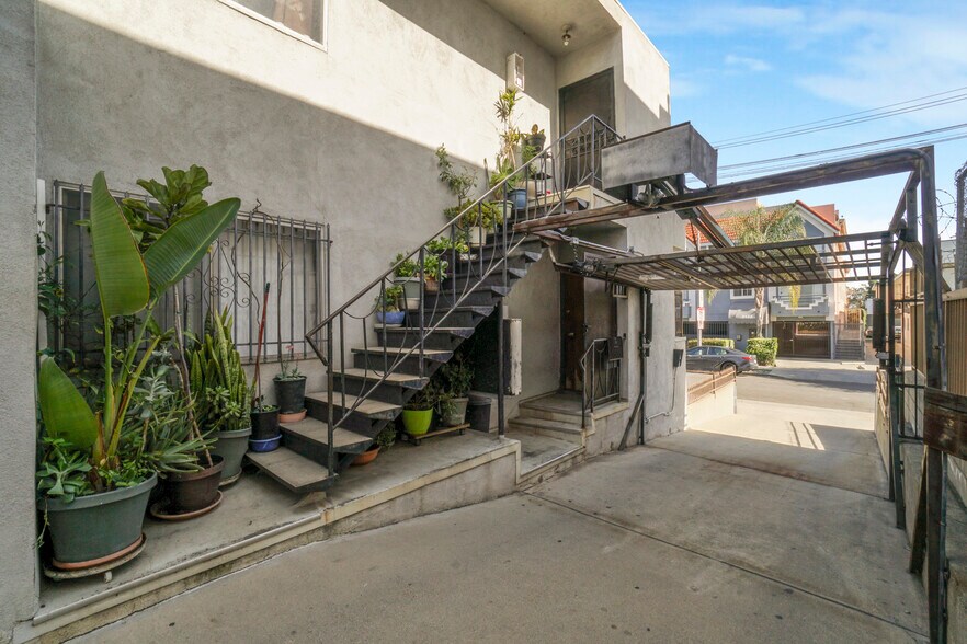 More Photos Of 3121 S Canfield Ave, Los Angeles Apartments For Sale