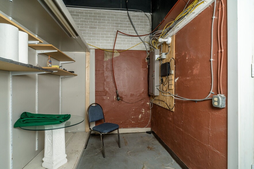 More Photos Of 500-502 First St, Shenandoah Office For Sale