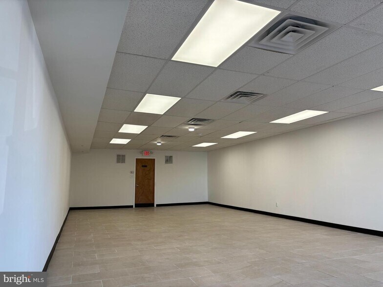 More Photos Of 801-819 Creek Rd, Bellmawr Unknown For Lease