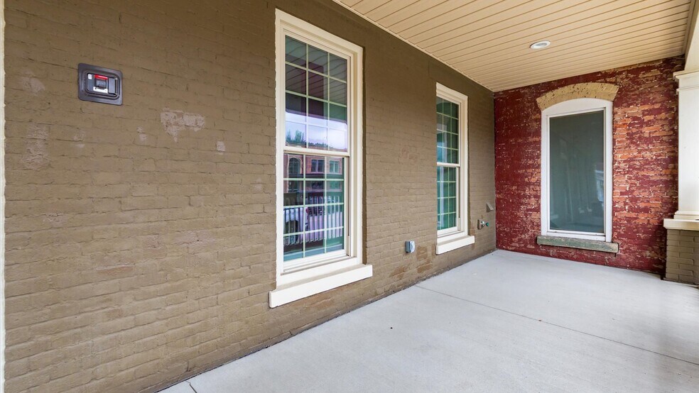 More Photos Of 120 W Main St, Somerset Flex For Sale