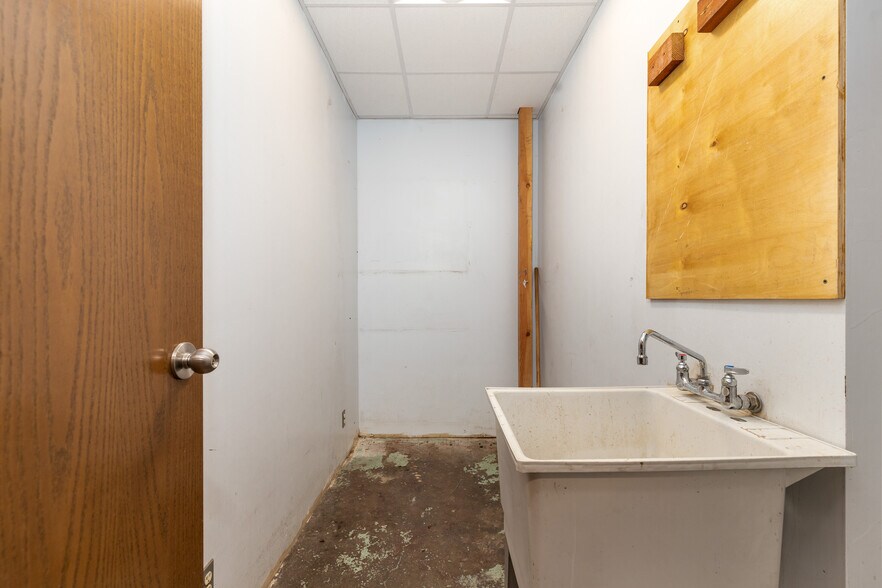 More Photos Of 212 S Main St, Grove Office For Sale