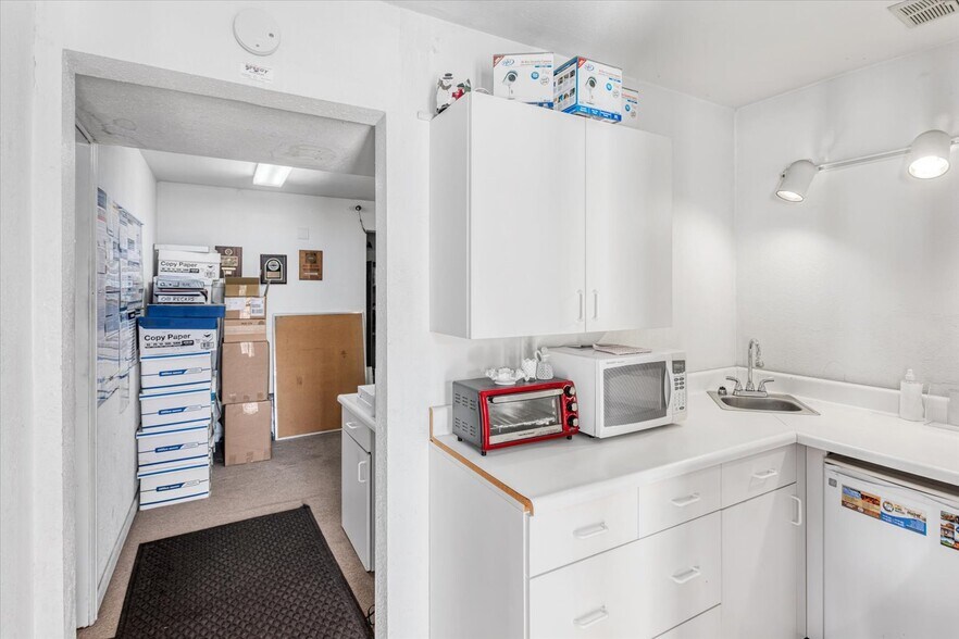 More Photos Of 1002 E Rainbow Blvd, Salida Office For Sale