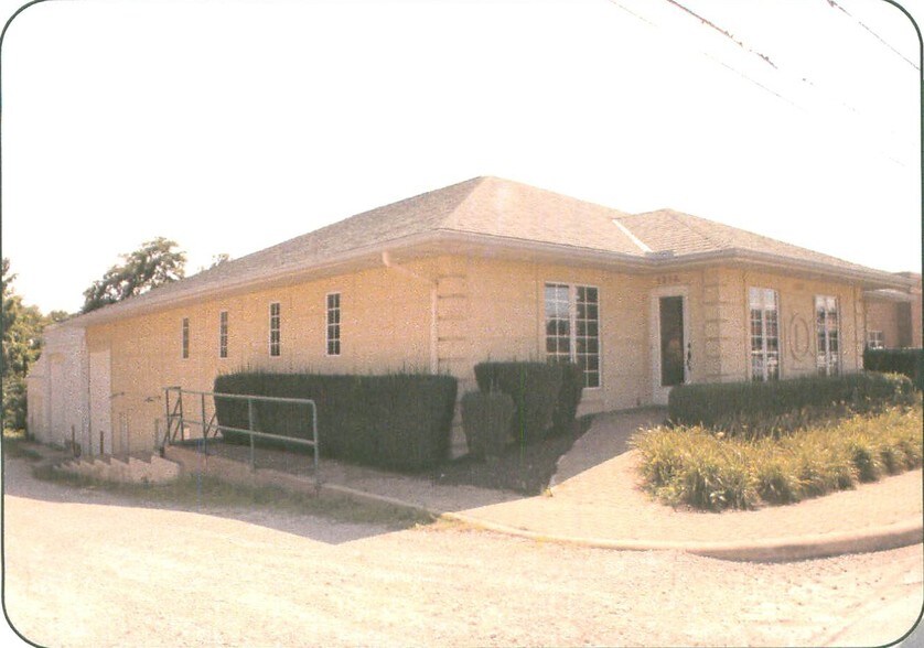 Primary Photo Of 1314-1324 E Marietta Ave, Peoria Heights Light Distribution For Sale