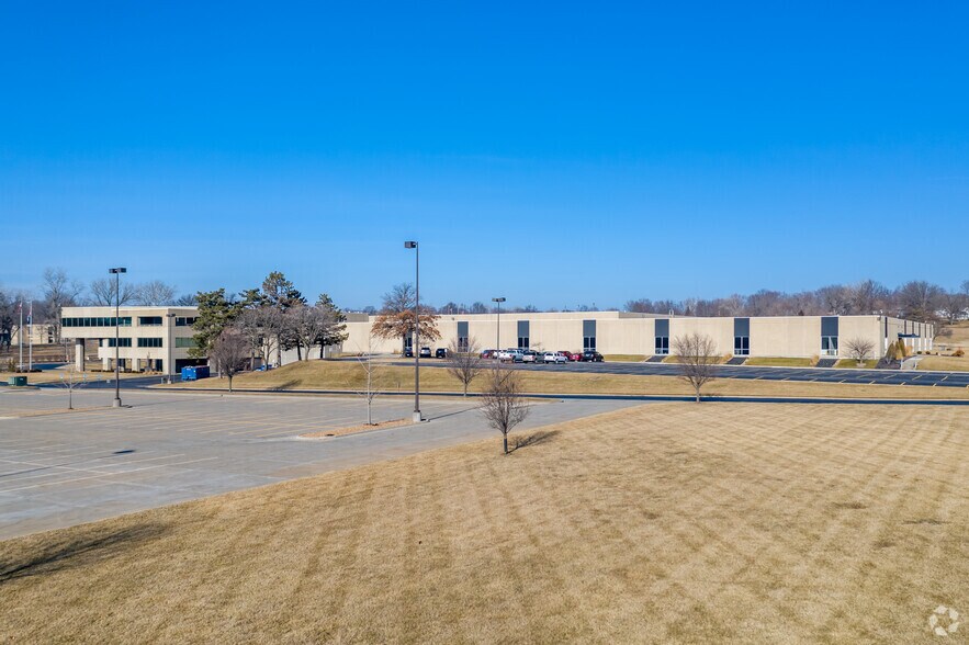 More Photos Of 2001 NE 46th St, Kansas City Office For Sale