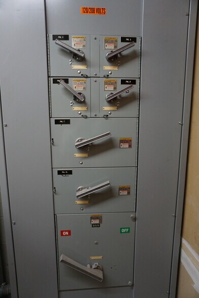 More Photos Of 93 W Campbell Rd, Rotterdam Freestanding For Sale