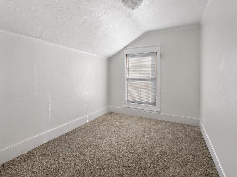 More Photos Of 914 S 10th St, Manitowoc Storefront Retail Residential For Sale