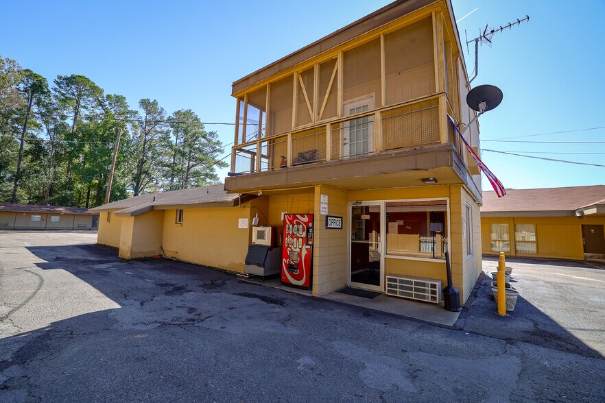 More Photos Of 221 S Preston St, Marksville Hotel For Sale
