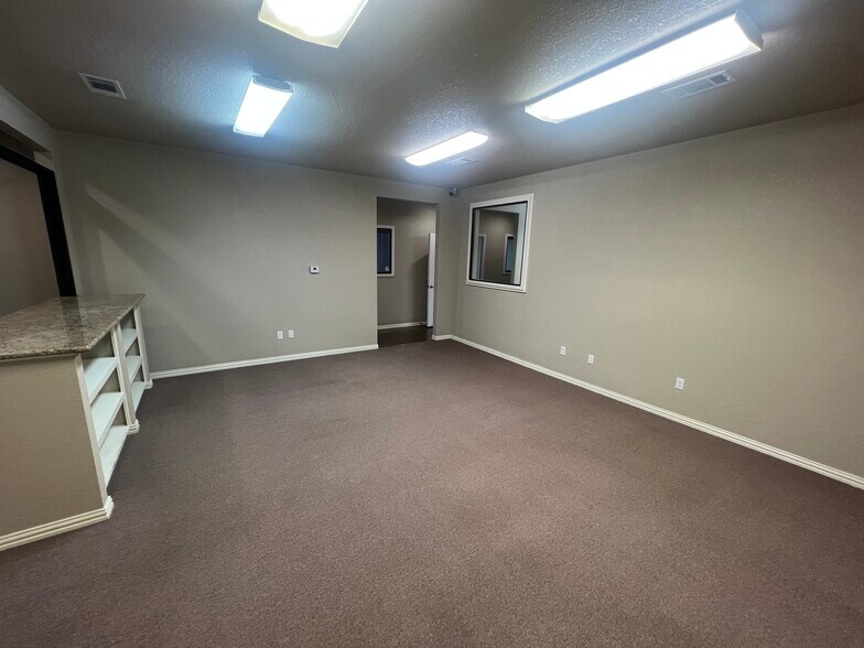 More Photos Of 1503 W Stan Schlueter Loop, Killeen Industrial For Lease