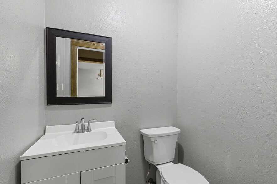 More Photos Of 4715 Turner Warnell Rd, Arlington Warehouse For Sale