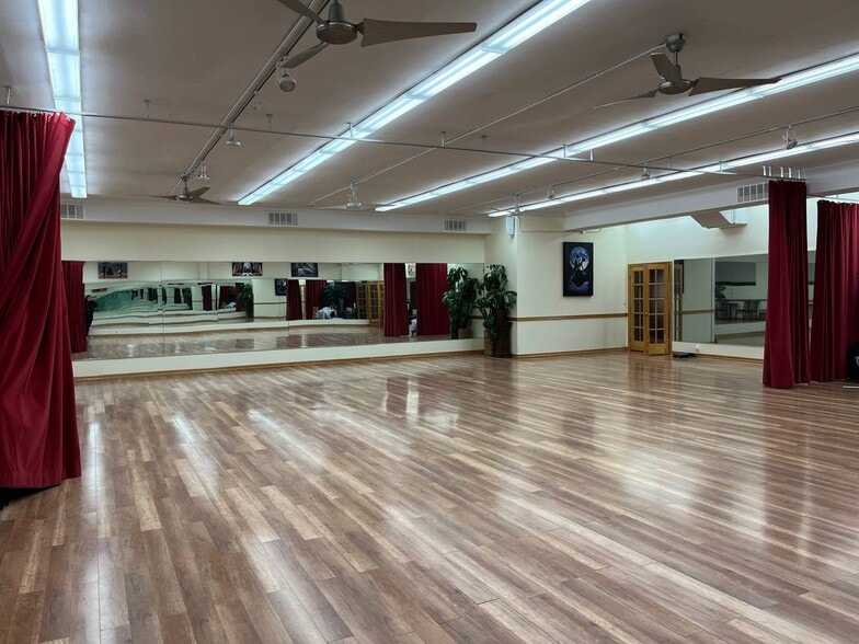 More Photos Of 75-79 E Jericho Tpke, Mineola Storefront Retail Office For Lease