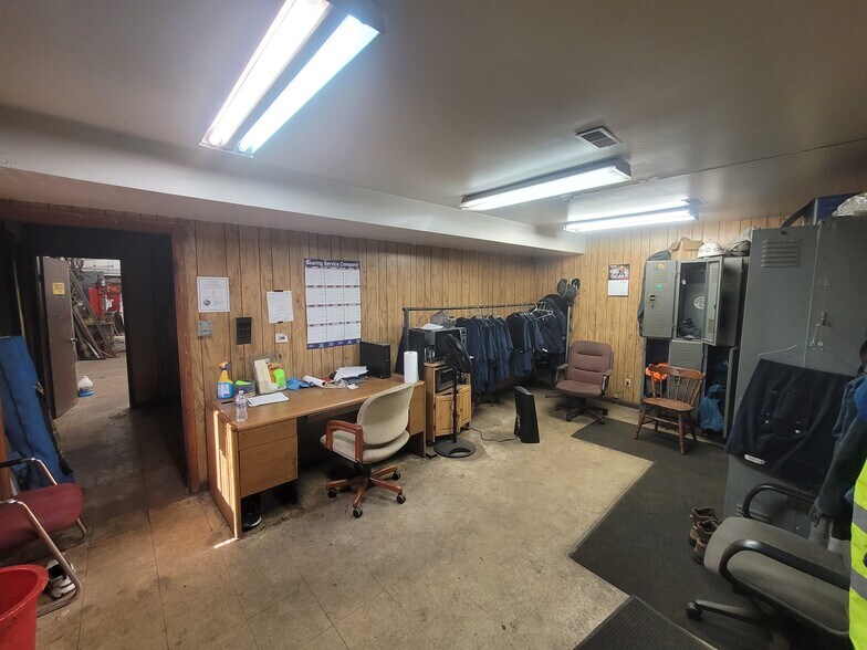 More Photos Of 9947 Express Dr, Highland Warehouse For Lease