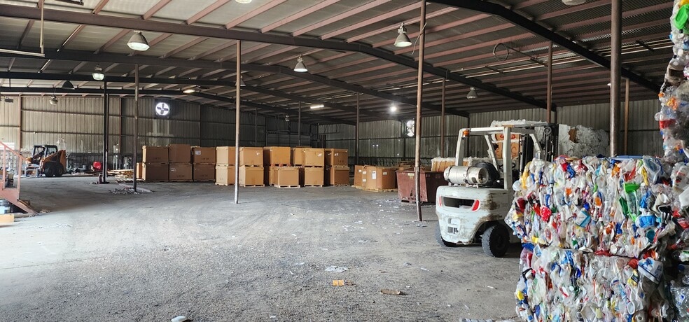 More Photos Of 304 W Sunset St, Fordland Manufacturing For Sale