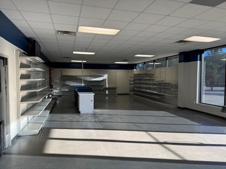 More Photos Of 404 Chicago Dr, Fayetteville Flex For Lease