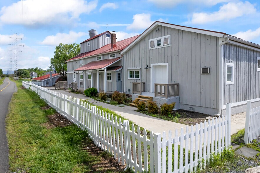 More Photos Of 20704 Ashburn Rd, Ashburn Unknown For Lease